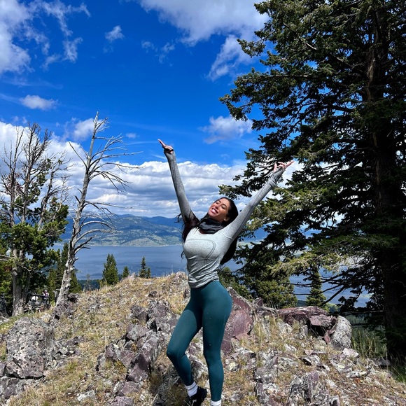 Welcome to my closet!!!! 😍 - Picture 11 of 16